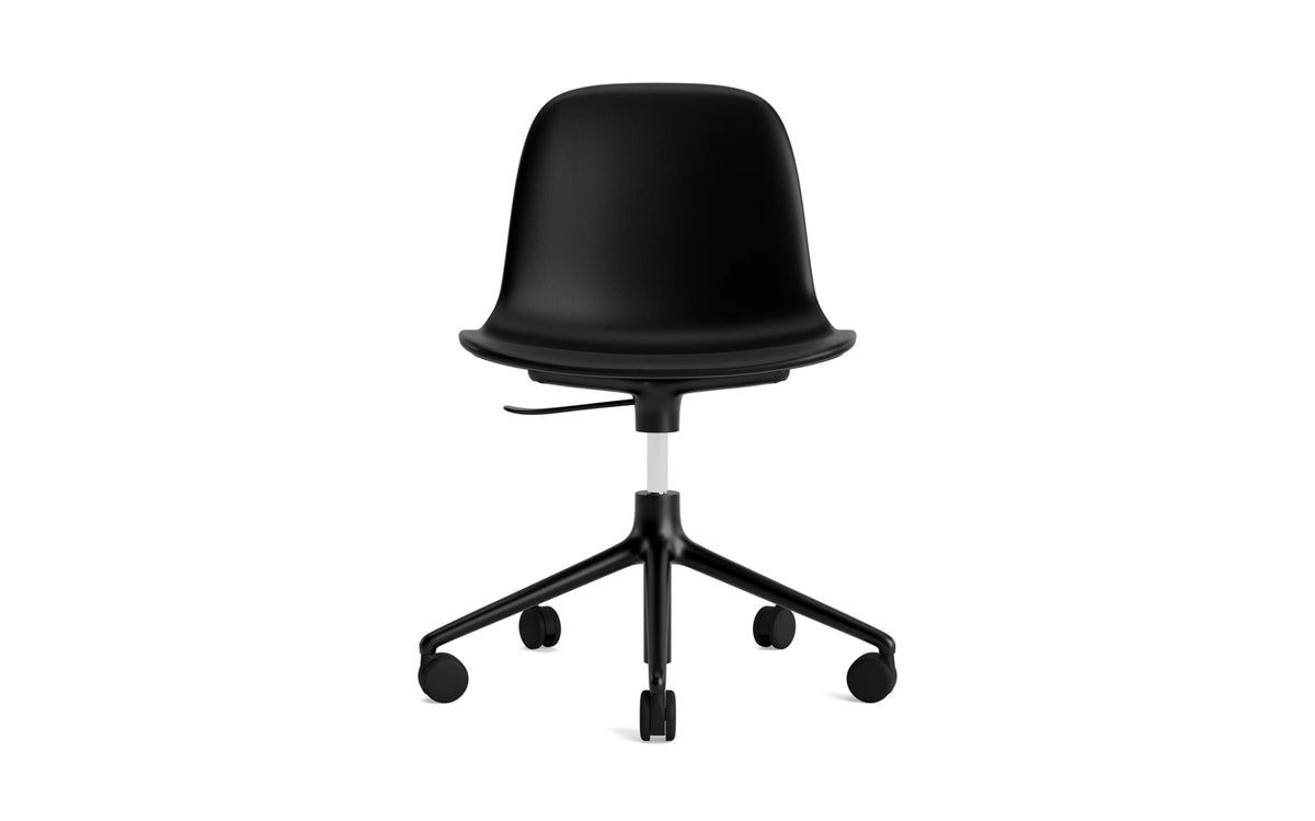 Form Drehstuhl mit 5 Rollen Vollpolster schwarzes Aluminium Ultra in Ultra 41599 präsentiert im Onlineshop von KAQTU Design AG. Bürostuhl ist von Normann Copenhagen