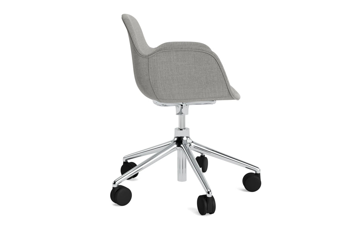 Form Drehstuhl mit Rollen Vollpolster aluminium Remix in Remix 133 präsentiert im Onlineshop von KAQTU Design AG. Bürostuhl ist von Normann Copenhagen