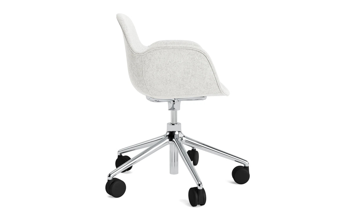 Form Drehstuhl mit Rollen Vollpolster aluminium Hallingdal in Hallingdal 110 präsentiert im Onlineshop von KAQTU Design AG. Bürostuhl ist von Normann Copenhagen