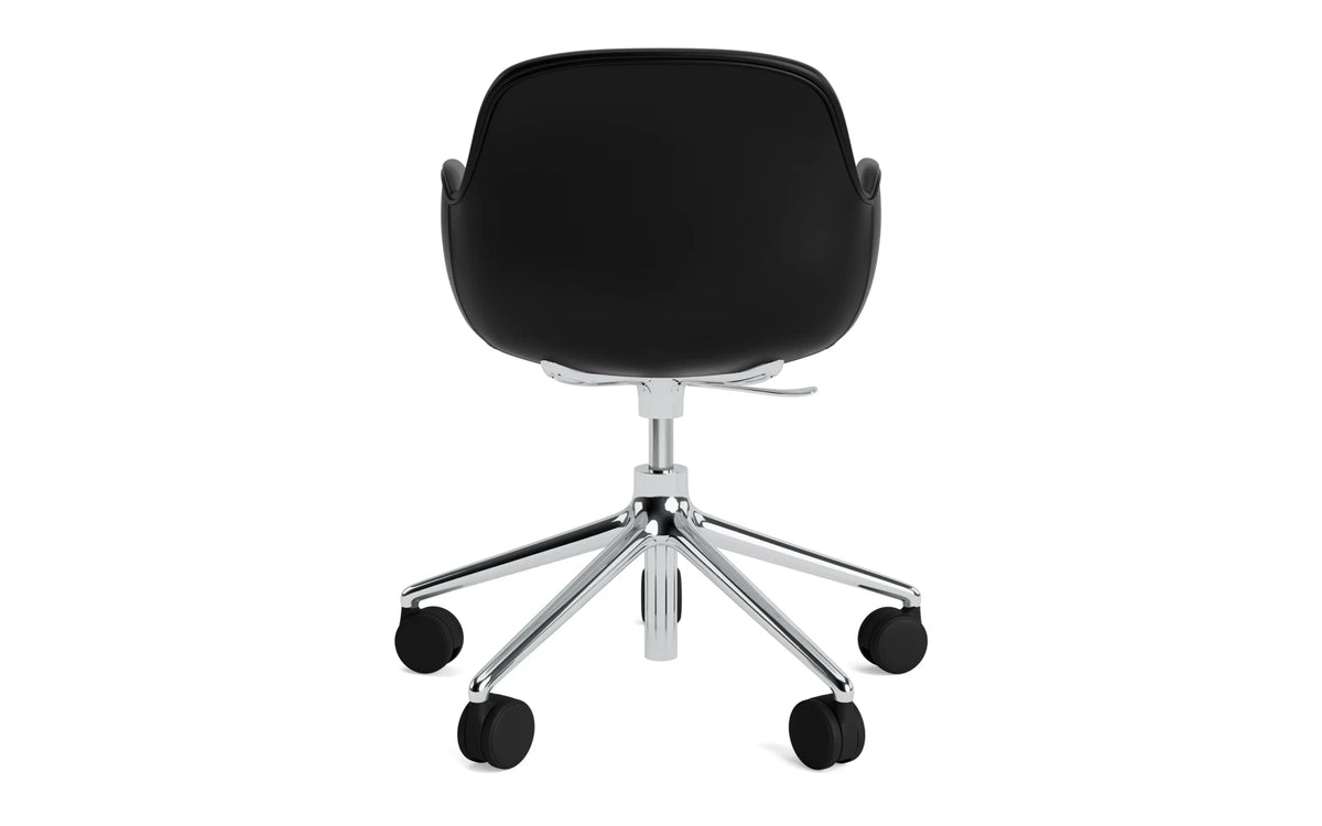 Form Drehstuhl mit Rollen Vollpolster aluminium Ultra leder in Ultra 41599 präsentiert im Onlineshop von KAQTU Design AG. Bürostuhl ist von Normann Copenhagen