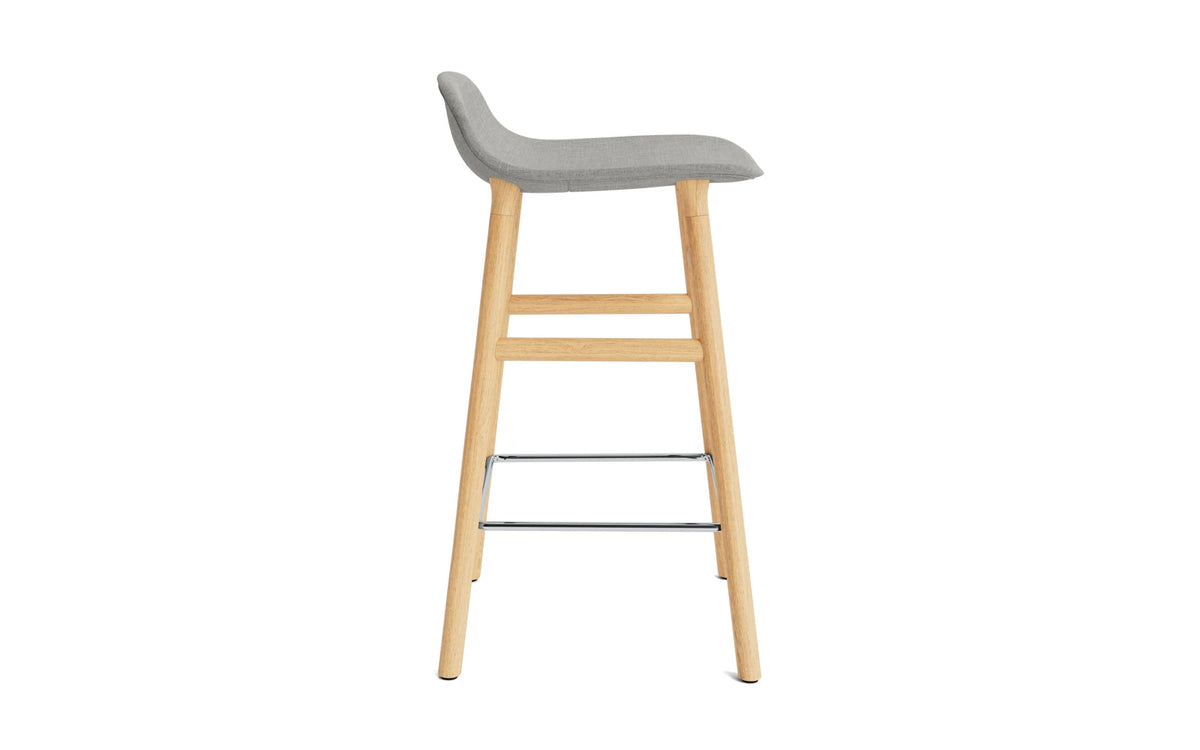 Form Barstuhl 65 cm gepolstert Eiche Remix in Remix 133 präsentiert im Onlineshop von KAQTU Design AG. Barstuhl ist von Normann Copenhagen