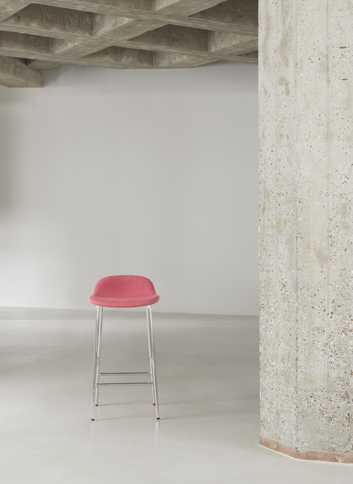 Form Barstuhl von Normann Copenhagen mit gepolsterter Sitzschale, Gewebebezug und Beinen aus schwarzer Eiche, Sitzhöhe 65 cm.