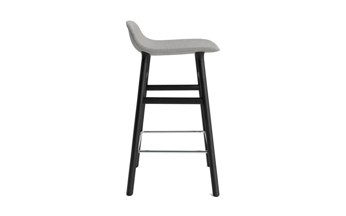 Form Barstuhl 65 cm gepolstert schwarzes Eiche Main Line flax in Remix 133 präsentiert im Onlineshop von KAQTU Design AG. Barstuhl ist von Normann Copenhagen