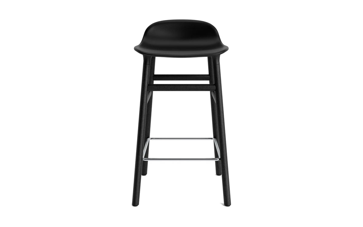 Form Barstuhl 65 cm gepolstert schwarzes Eiche Ultra Leder in Ultra 41599 präsentiert im Onlineshop von KAQTU Design AG. Barstuhl ist von Normann Copenhagen