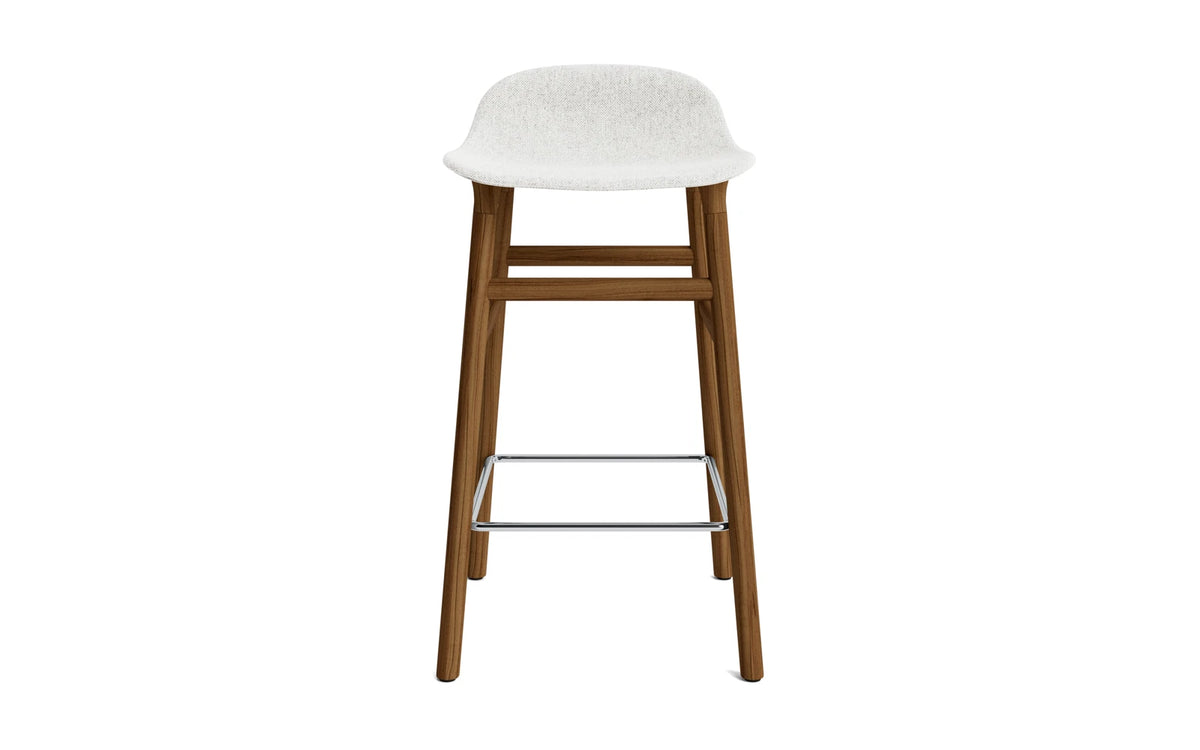 Form Barstuhl 65 cm gepolstert Walnuss Hallingdal in Hallingdal 110 präsentiert im Onlineshop von KAQTU Design AG. Barstuhl ist von Normann Copenhagen