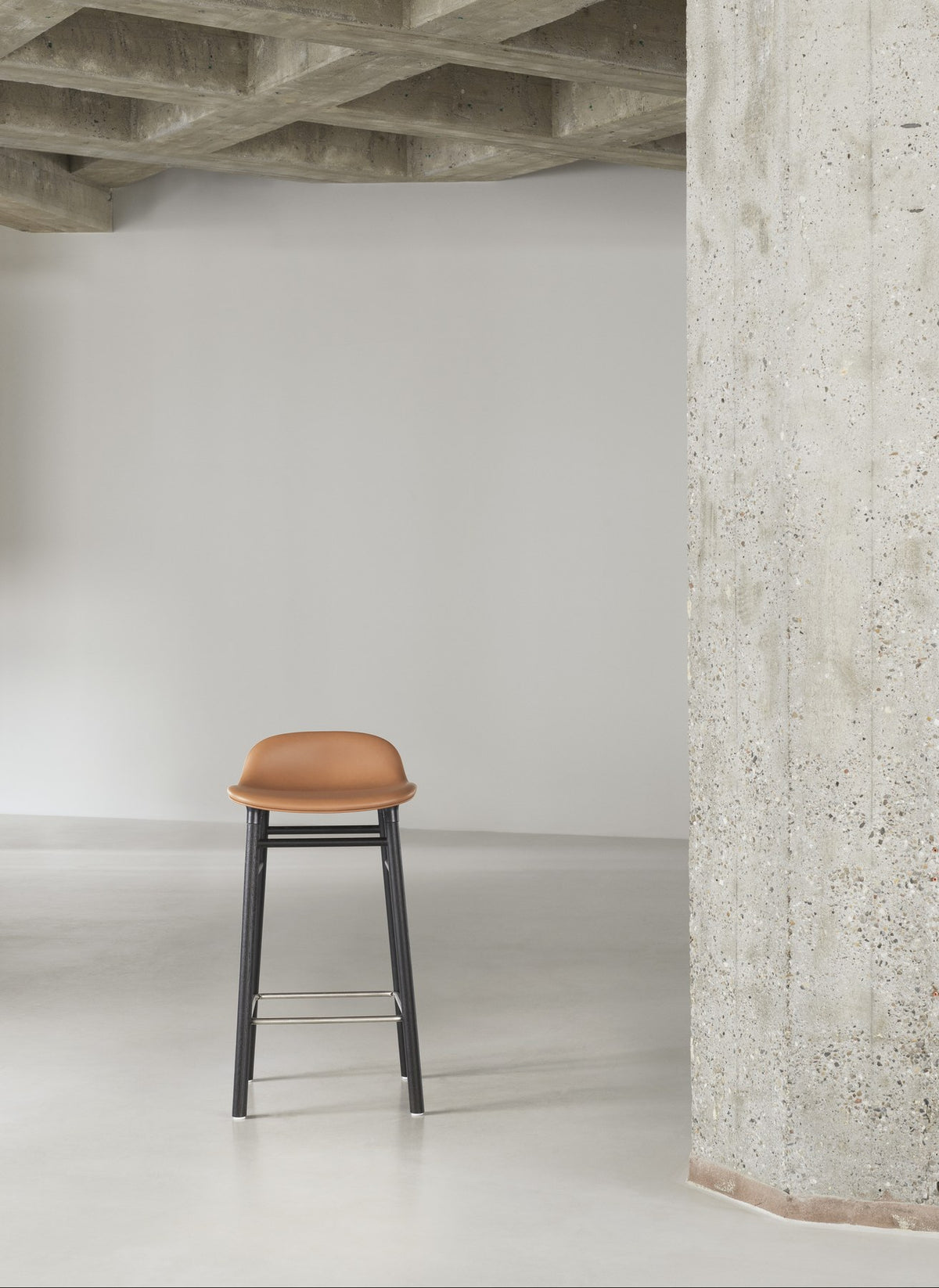 Form Barstuhl von Normann Copenhagen mit blau gepolsterter Sitzschale und Beinen aus lackiertem Walnussholz, Sitzhöhe 65 cm.