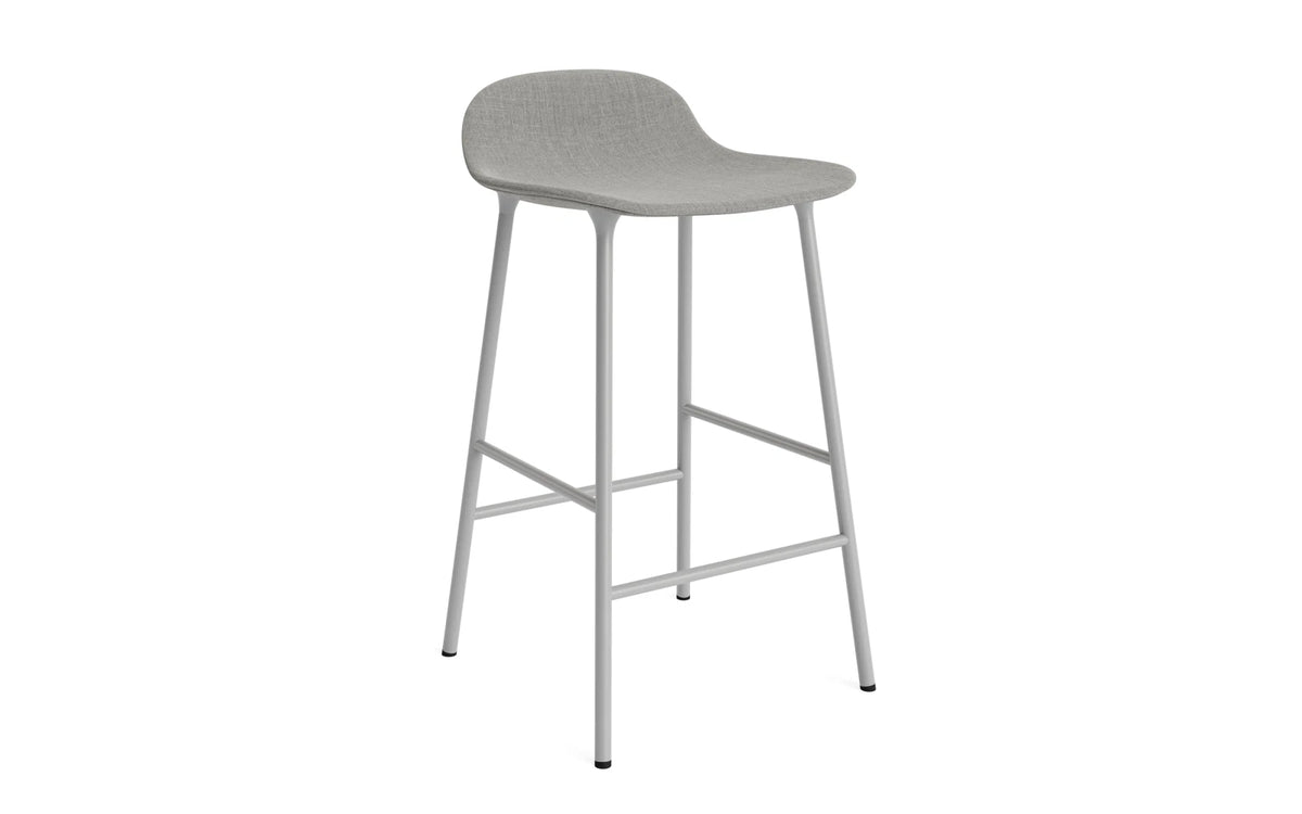 Form Barstuhl 65 cm gepolstert grau Stahl Remix in Remix 133 präsentiert im Onlineshop von KAQTU Design AG. Barstuhl ist von Normann Copenhagen