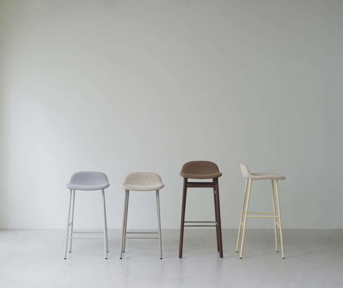Form Barstuhl 65 cm gepolstert rot Stahl Ultra in Ultra 41599 präsentiert im Onlineshop von KAQTU Design AG. Barstuhl ist von Normann Copenhagen