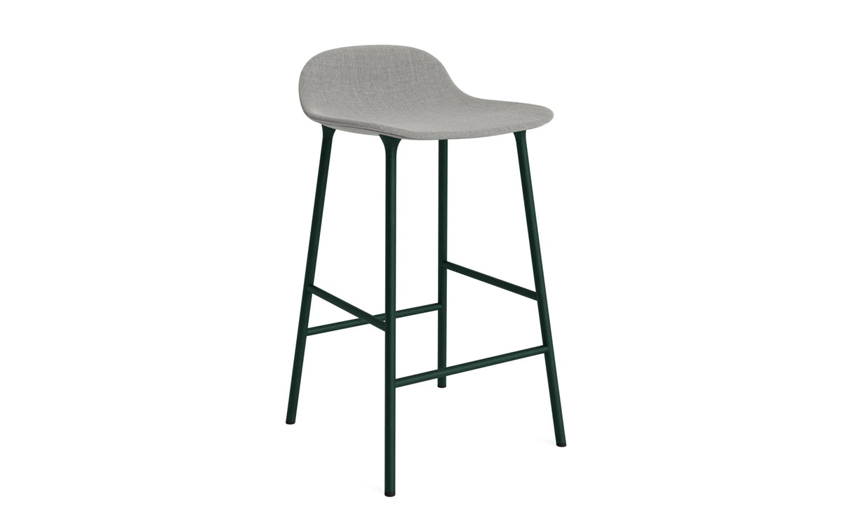 Form Barstuhl 65 cm gepolstert grün Stahl Remix in Remix 133 präsentiert im Onlineshop von KAQTU Design AG. Barstuhl ist von Normann Copenhagen