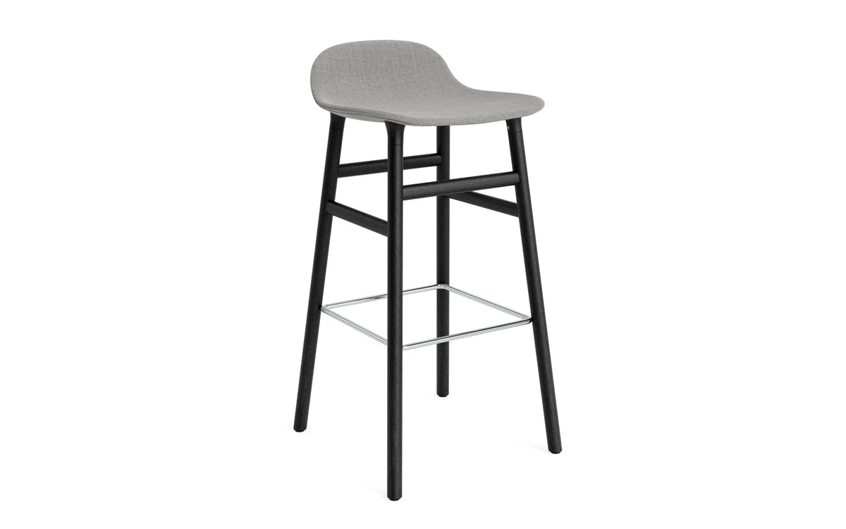 Form Barstuhl 75 cm gepolstert schwarzes Eiche Synergy in Remix 133 präsentiert im Onlineshop von KAQTU Design AG. Barstuhl ist von Normann Copenhagen