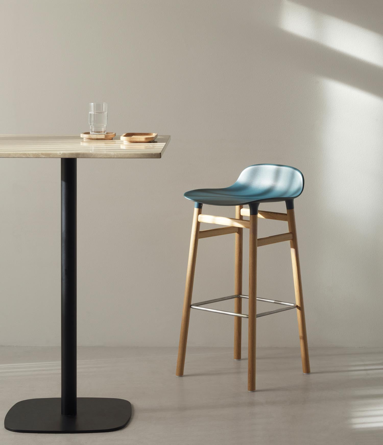Form Barhocker 75 cm, gepolstert, von Normann Copenhagen, modern.