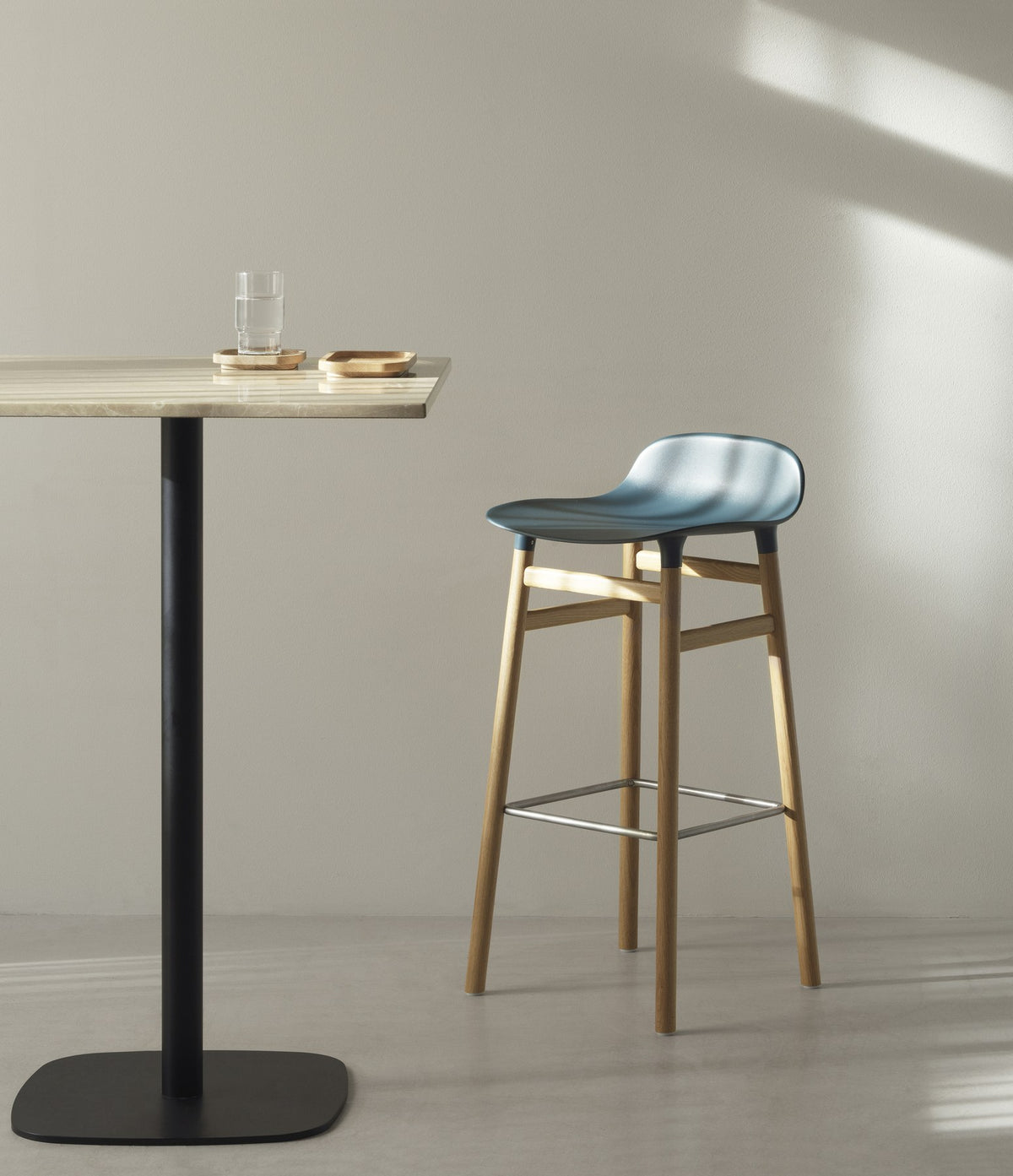 Form Barstuhl von Normann Copenhagen mit gepolsterter Sitzschale in Walnuss, lackierten Holzbeinen und runder Silhouette.