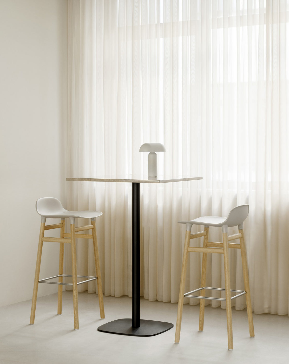 Form Barstuhl von Normann Copenhagen mit gepolsterter Sitzschale in Walnuss, lackierten Holzbeinen und runder Silhouette.