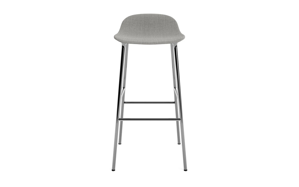Form Barstuhl 75 cm gepolstert Chrom Remix in Remix 133 präsentiert im Onlineshop von KAQTU Design AG. Barstuhl ist von Normann Copenhagen