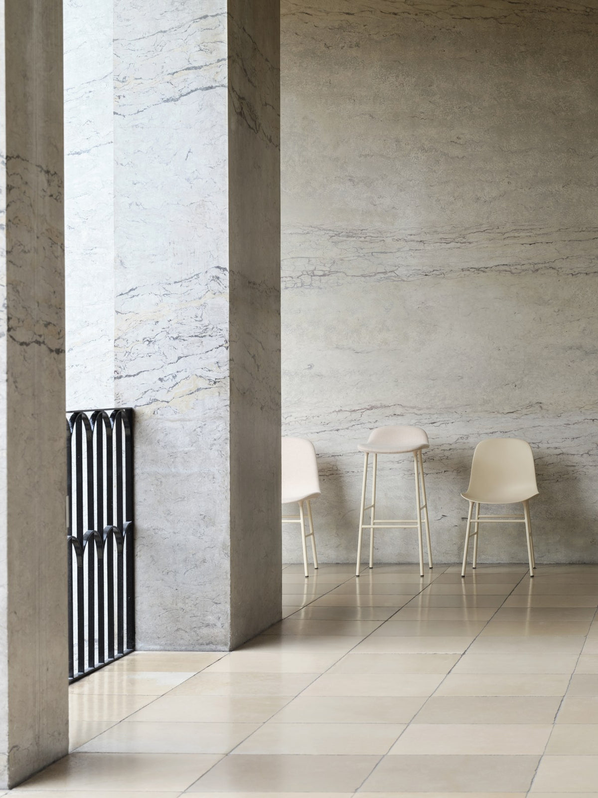Gepolsterter Barstuhl Form von Normann Copenhagen in Beige, Sitzschale aus Polypropylen mit PU-Schaum, Beine verchromt, Sitzhöhe 75 cm.