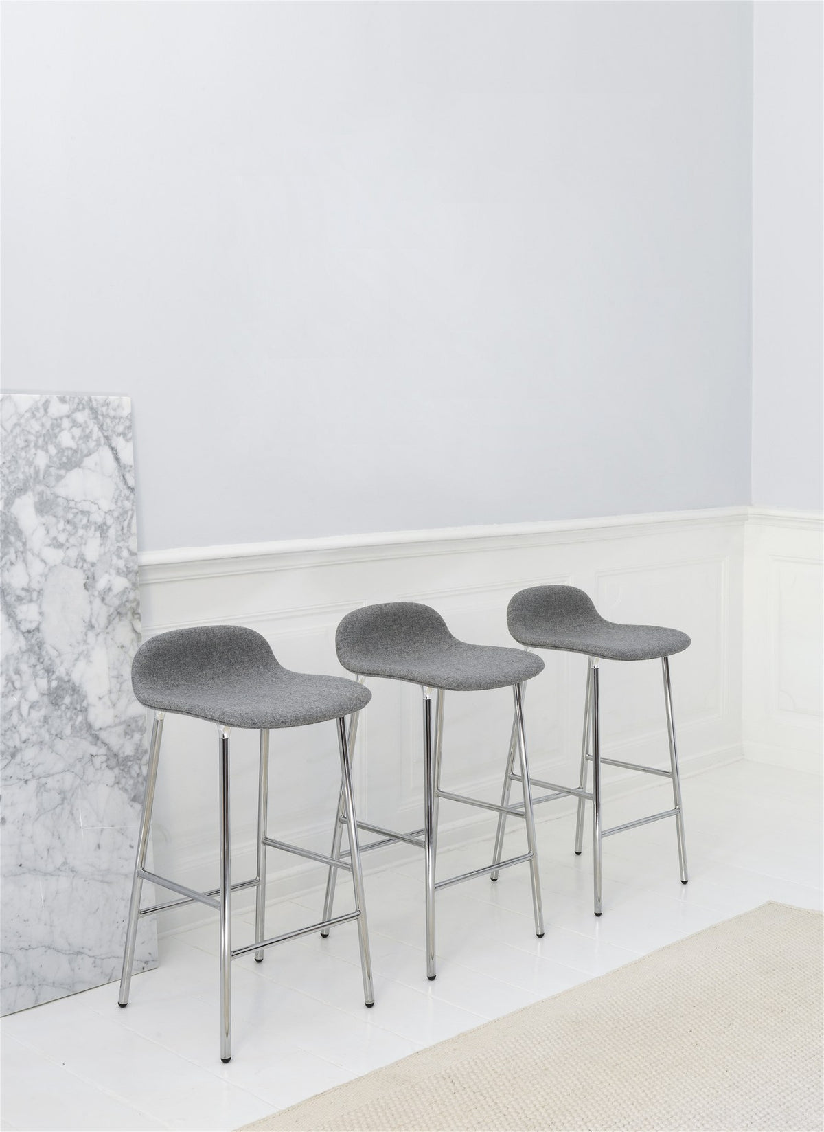 Gepolsterter Barstuhl Form von Normann Copenhagen in Beige, Sitzschale aus Polypropylen mit PU-Schaum, Beine verchromt, Sitzhöhe 75 cm.