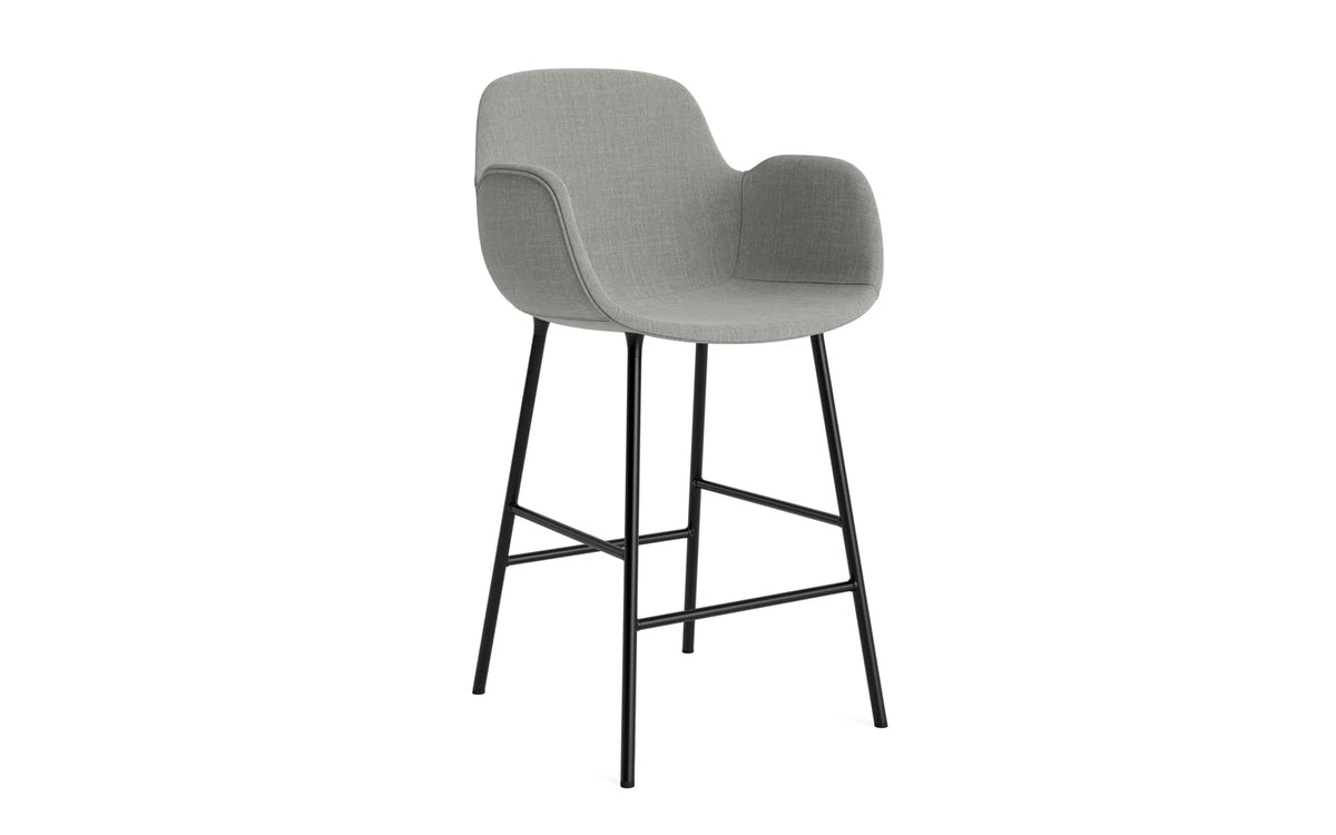 Form Barstuhl mit Armlehne 65 cm gepolstert schwarzes Stahl/Remix in Remix 133 präsentiert im Onlineshop von KAQTU Design AG. Barstuhl ist von Normann Copenhagen