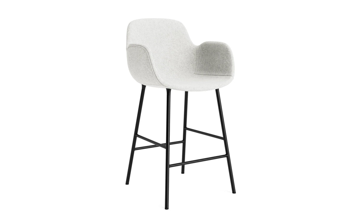 Form Barstuhl mit Armlehne 65 cm gepolstert schwarzes Stahl/Hallingdal in Hallingdal 110 präsentiert im Onlineshop von KAQTU Design AG. Barstuhl ist von Normann Copenhagen