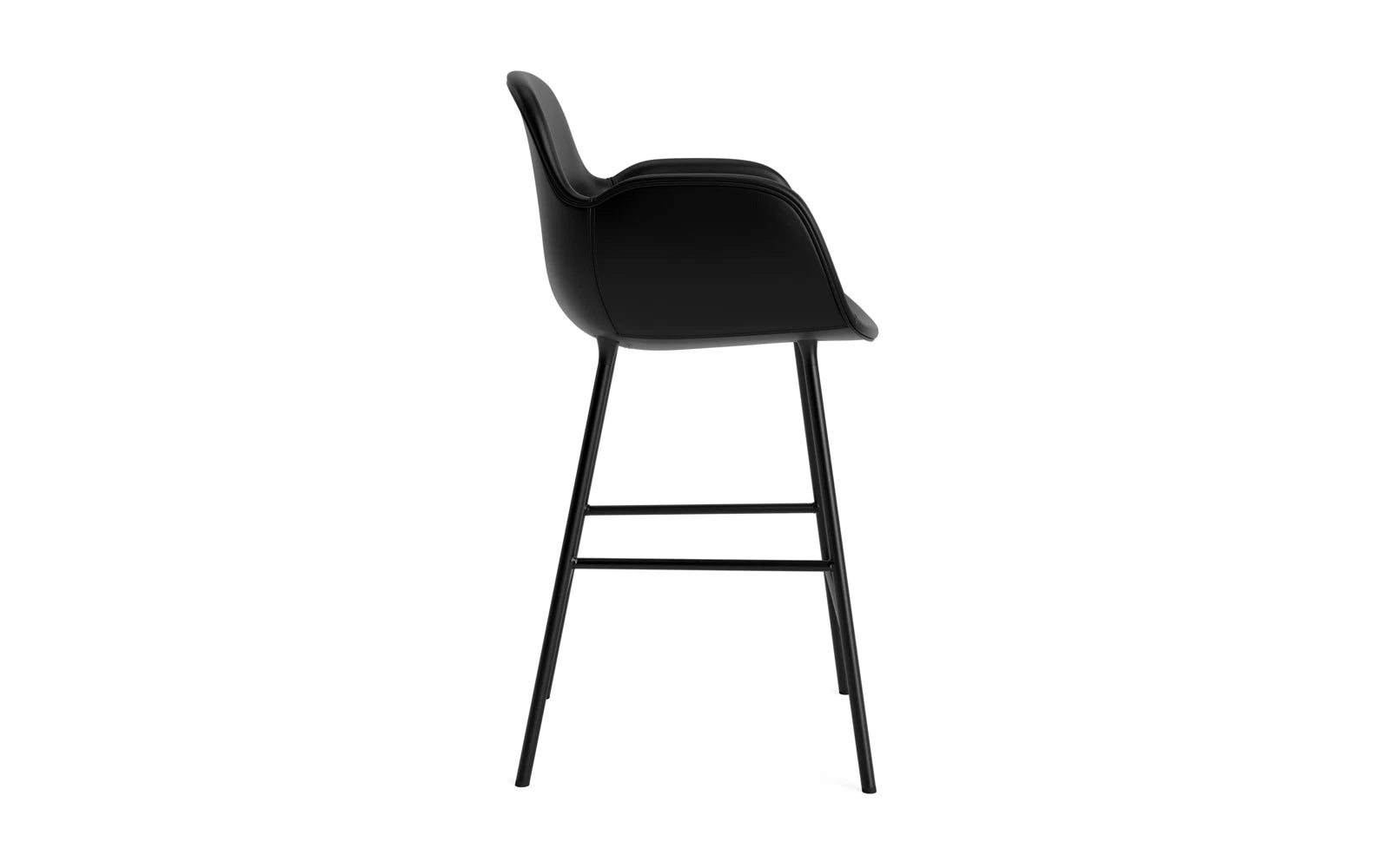Form Barstuhl mit Armlehne 65 cm gepolstert schwarzes Stahl/Ultra leder in Ultra 41599 präsentiert im Onlineshop von KAQTU Design AG. Barstuhl ist von Normann Copenhagen