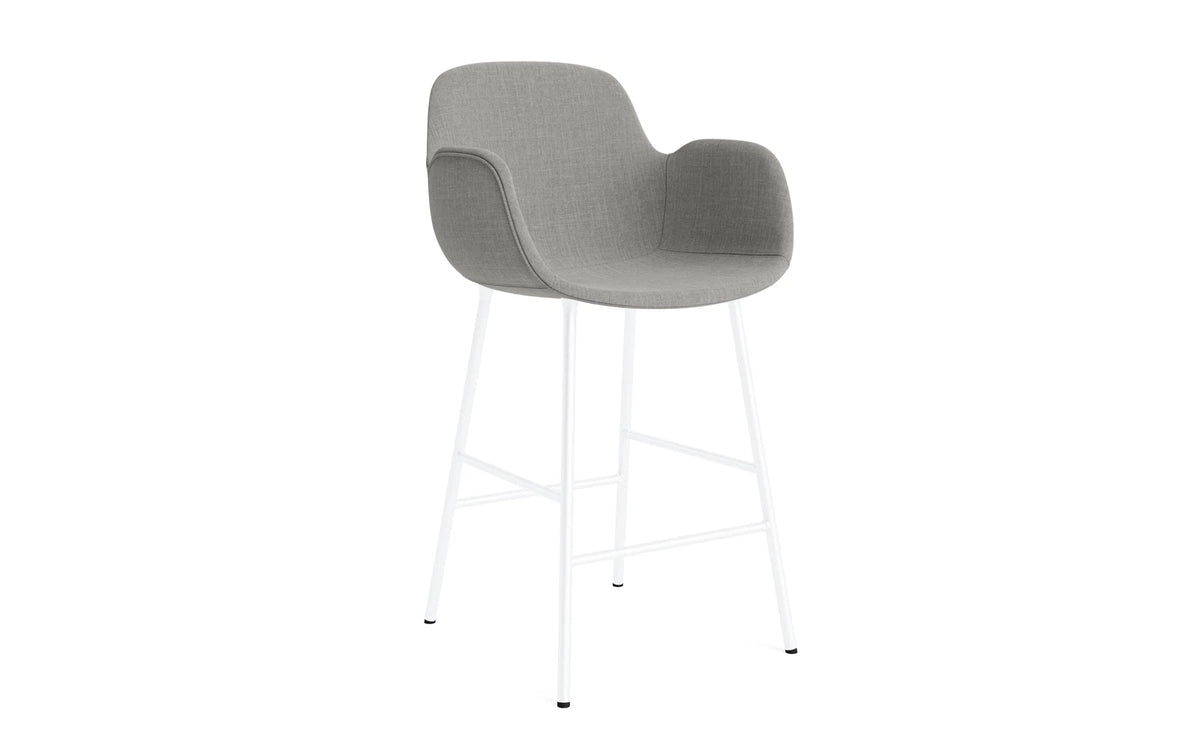 Form Barstuhl mit Armlehne 65 cm gepolstert Weiss Stahl/Remix in Remix 133 präsentiert im Onlineshop von KAQTU Design AG. Barstuhl ist von Normann Copenhagen