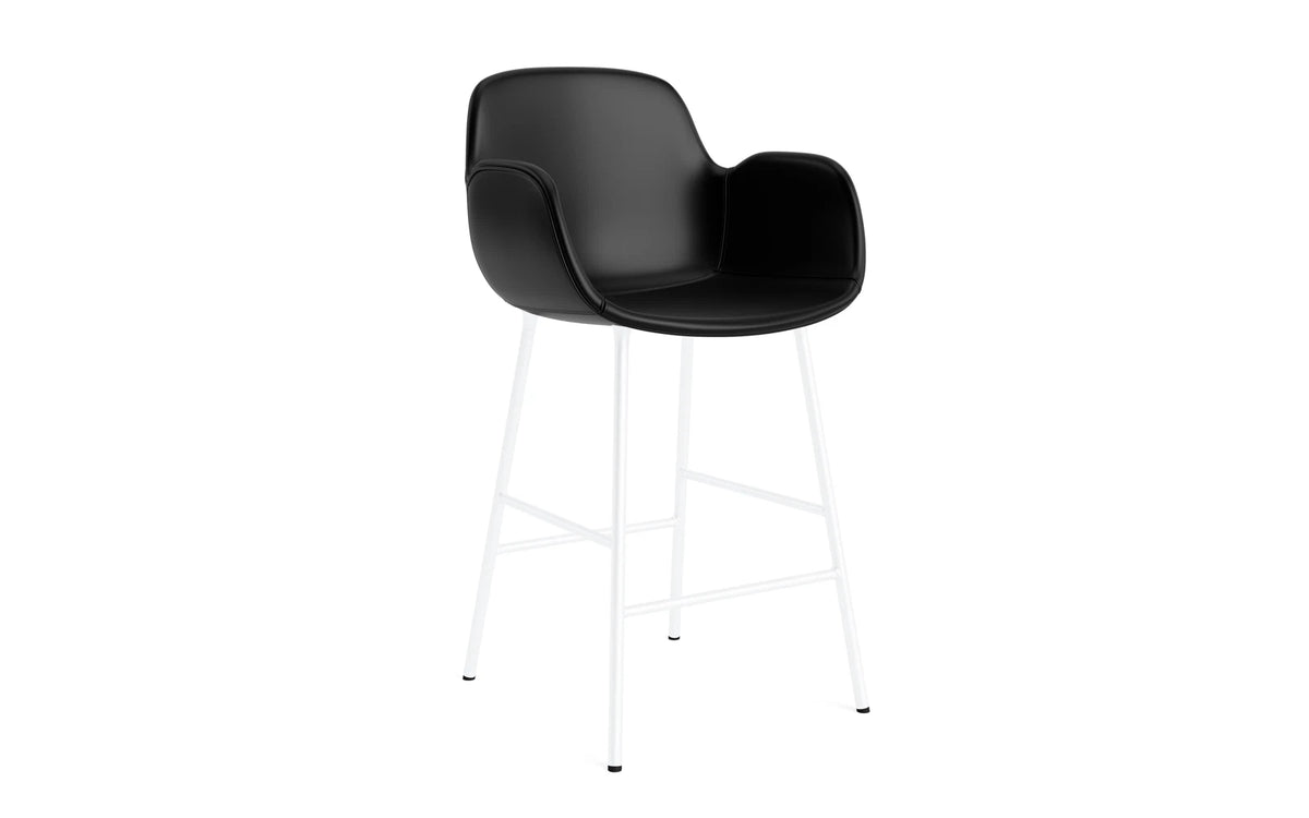 Form Barstuhl mit Armlehne 65 cm gepolstert Weiss Stahl/Ultra leder in Ultra 41599 präsentiert im Onlineshop von KAQTU Design AG. Barstuhl ist von Normann Copenhagen