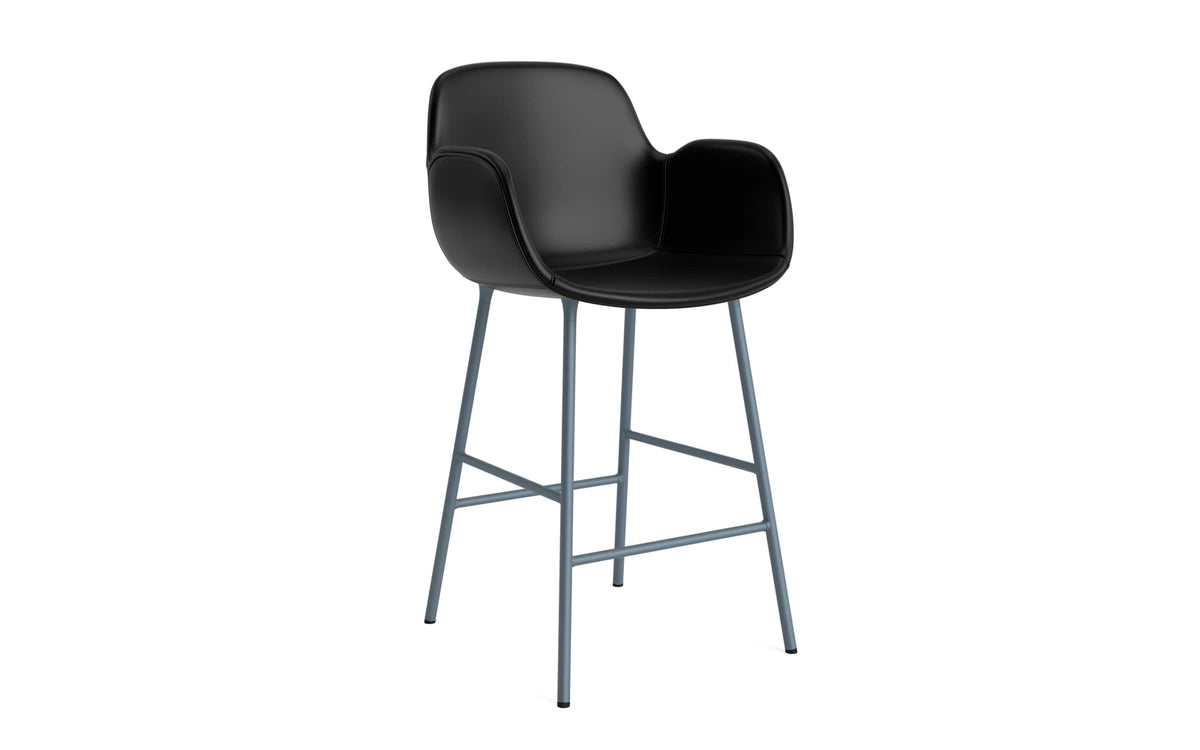 Form Barstuhl mit Armlehne 65 cm gepolstert blau Stahl/Ultra leder in Ultra 41599 präsentiert im Onlineshop von KAQTU Design AG. Barstuhl ist von Normann Copenhagen