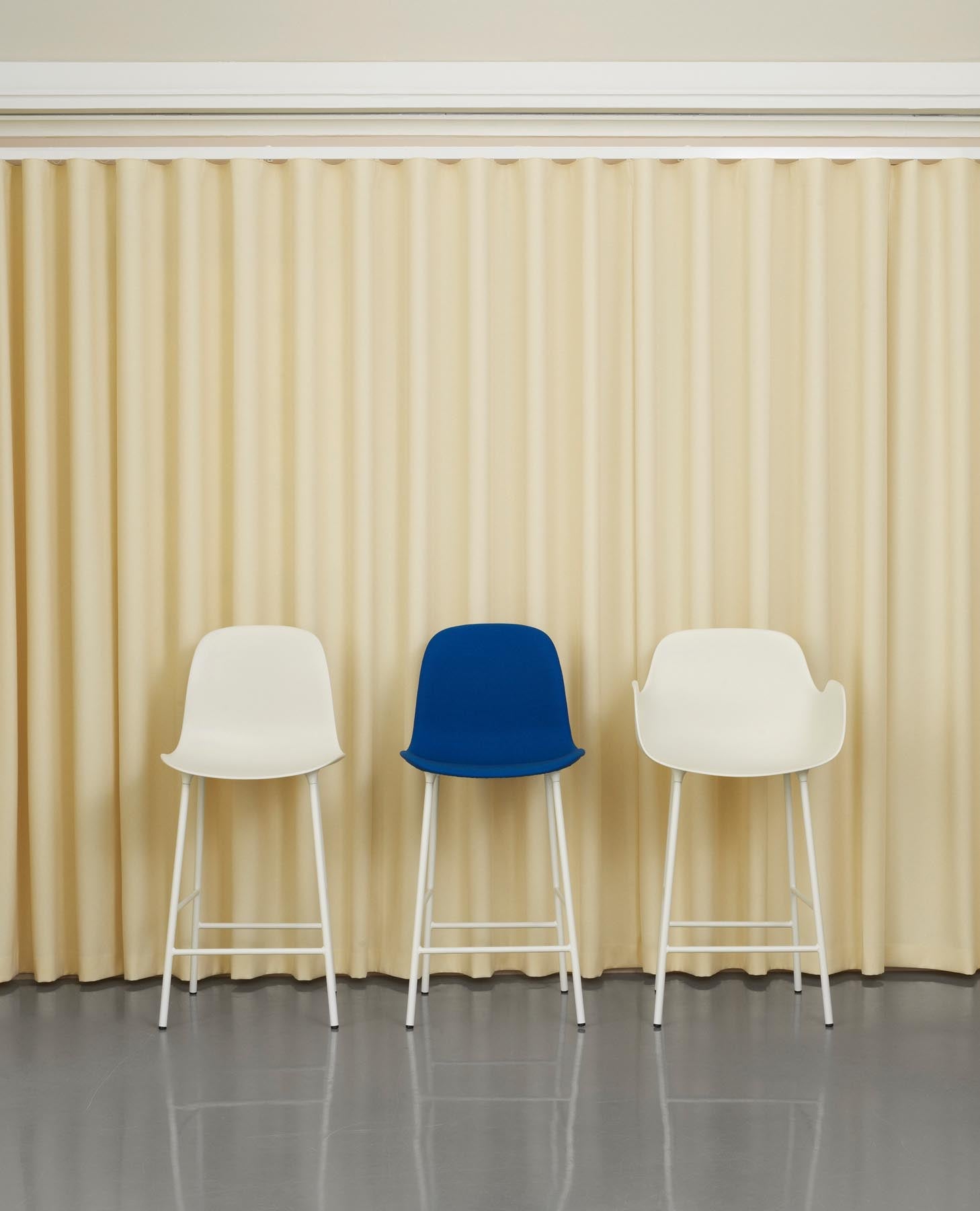 Form Barstuhl 75 cm gepolstert  Schwarz Stahl Hallingdal in Hallingdal 110 präsentiert im Onlineshop von KAQTU Design AG. Barstuhl ist von Normann Copenhagen