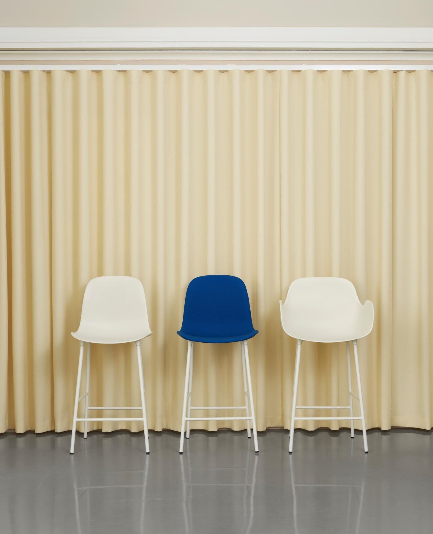 Form Barstuhl 75 cm gepolstert  Weiß Stahl Hallingdal in Hallingdal 110 präsentiert im Onlineshop von KAQTU Design AG. Barstuhl ist von Normann Copenhagen