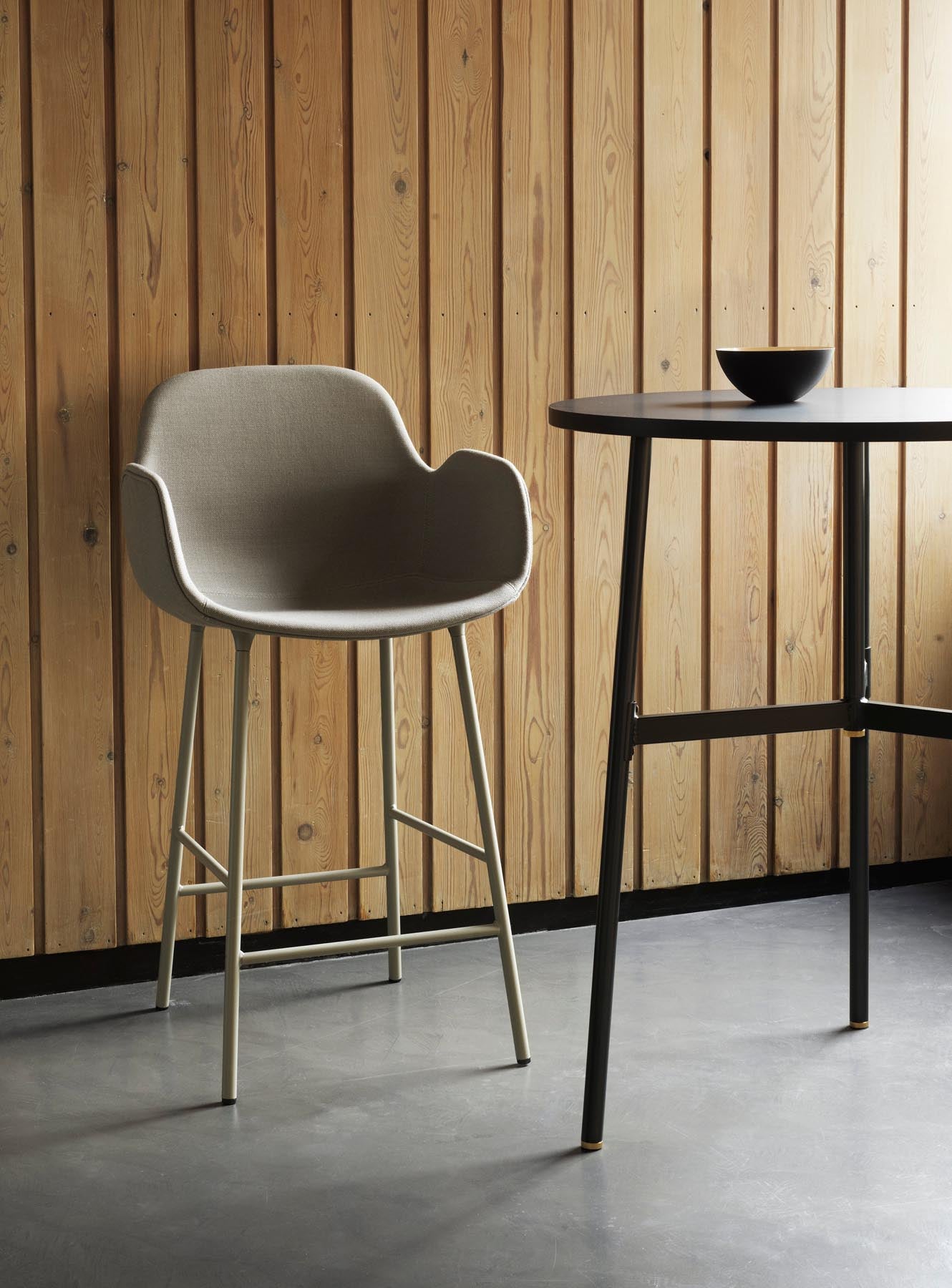 Entdecken Sie den eleganten Form Barstuhl mit Armlehne von Normann Copenhagen. Mit 75 cm Sitzhöhe, weißem Stahl und luxuriösem Ultra Leder vereint er Komfort und modernes Design.