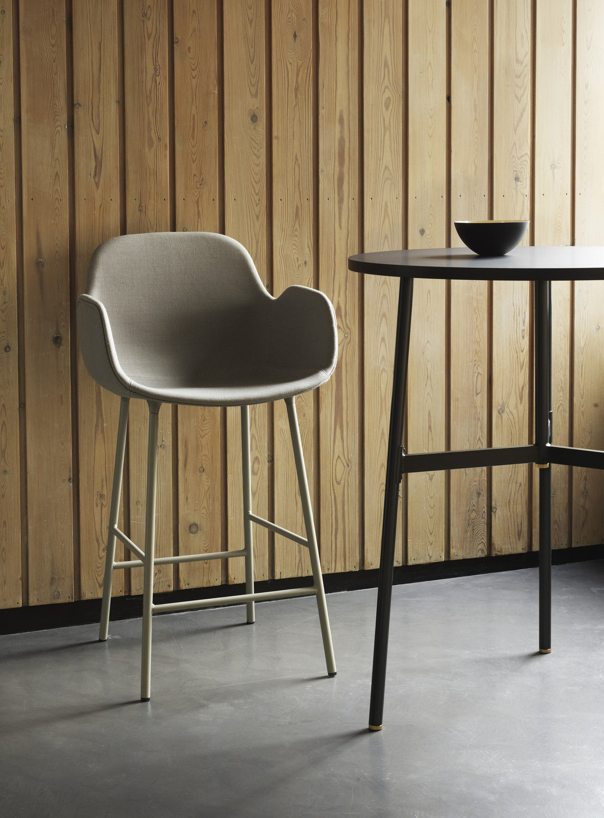 Form Bar Stuhl mit Armlehne, gepolstert, grüner Stoffbezug, Sitzschale auf pulverbeschichtetem Stahlgestell, Sitzhöhe 75 cm, von Normann Copenhagen.