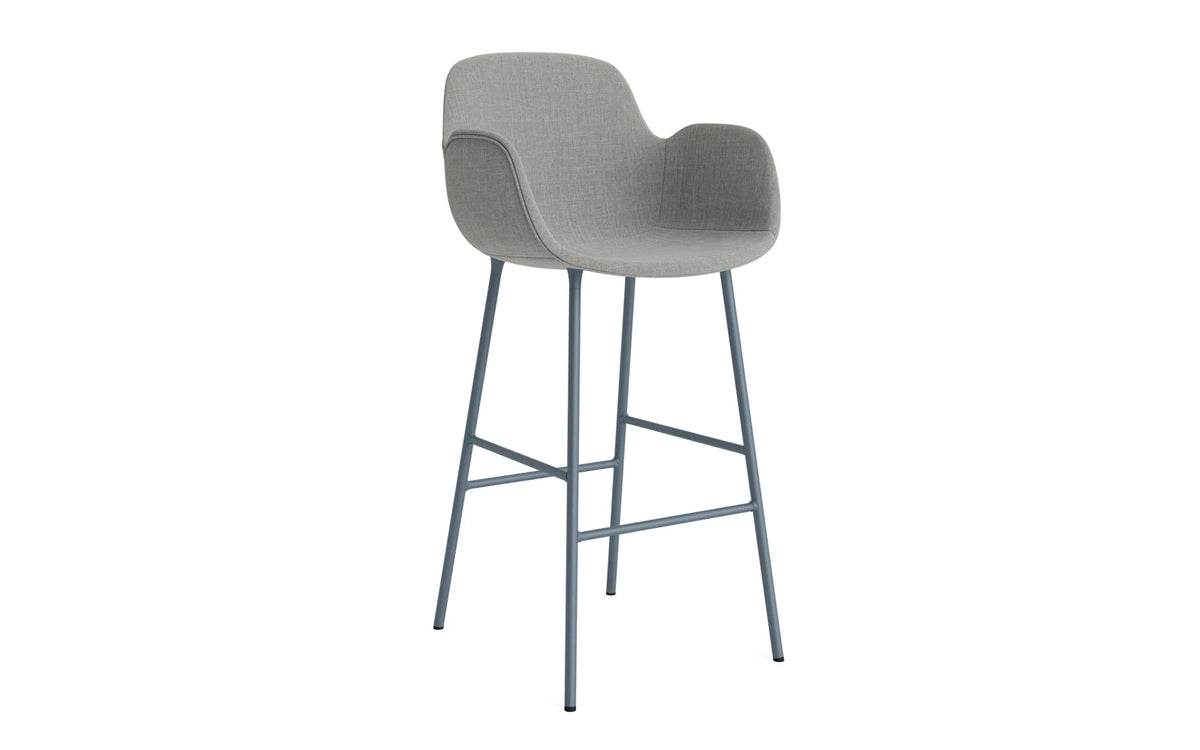 Form Barstuhl mit Armlehne 75 cm gepolstert Blau Stahl/Remix in Remix 133 präsentiert im Onlineshop von KAQTU Design AG. Barstuhl ist von Normann Copenhagen