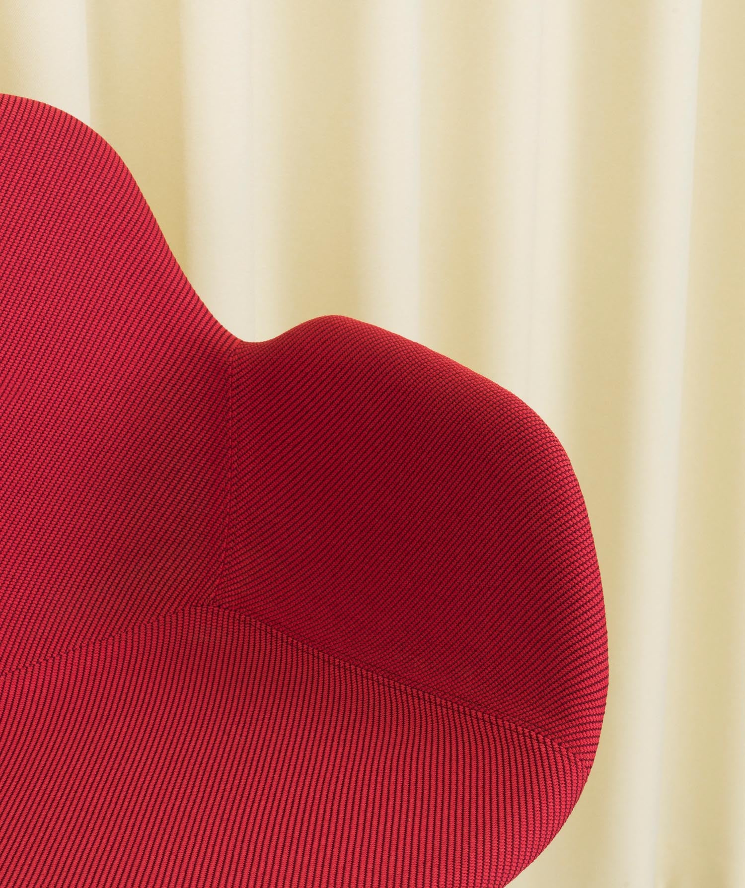 Erleben Sie den Form Barstuhl mit Armlehne von Normann Copenhagen. Mit 75 cm Sitzhöhe und hochwertiger blauer Polsterung vereint er Stil und Komfort.