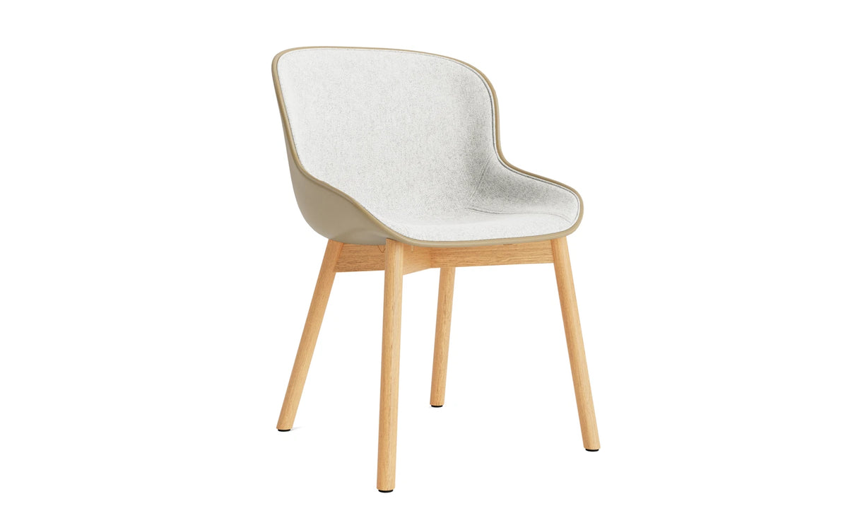 Hyg Stuhl Polster Eiche Sand/Hallingdal in Hallingdal 110 präsentiert im Onlineshop von KAQTU Design AG. Stuhl ist von Normann Copenhagen