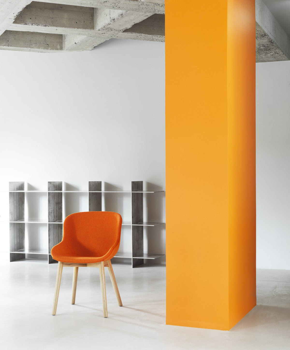 Hyg Stuhl von Normann Copenhagen in Weiss, Schale aus Polypropylen mit Frontpolster, montiert auf Holzgestell, organisch geschwungene Form.