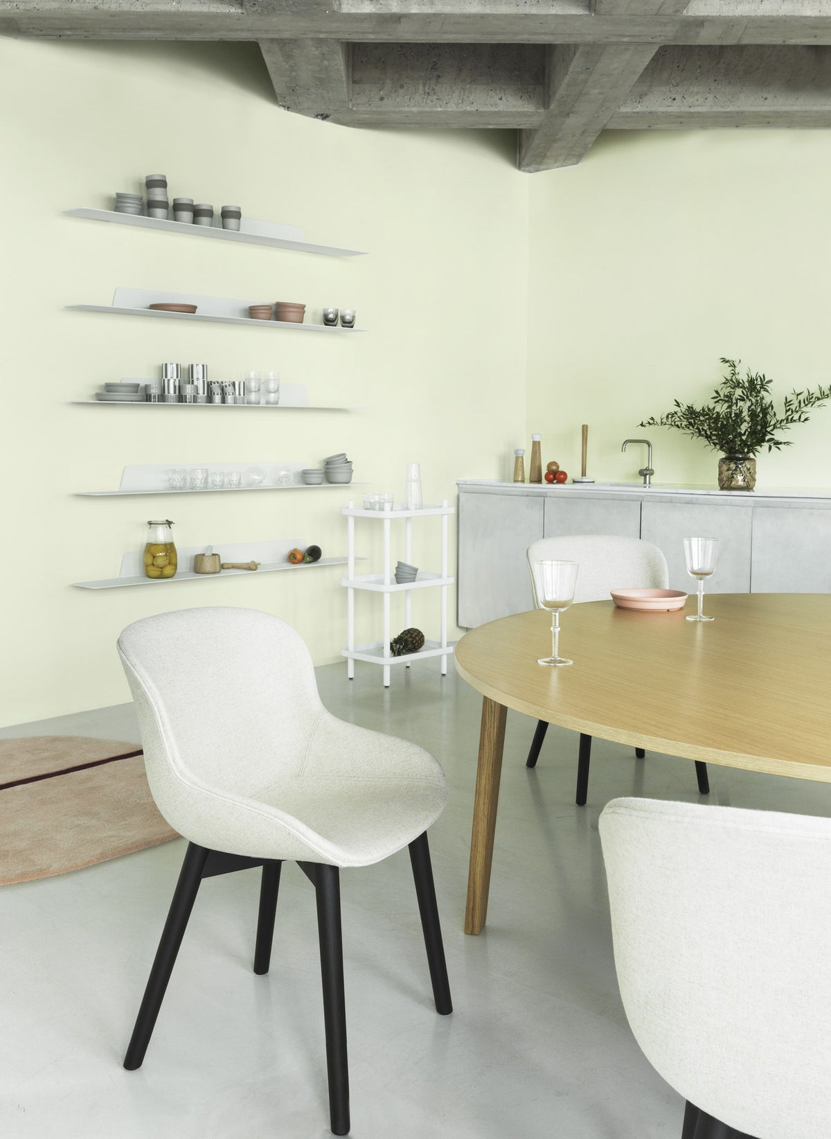 Vollgepolsterter Hyg Stuhl von Normann Copenhagen mit Sitzschale aus Polypropylen, Gewebebezug und Beinen aus bemalter, lackierter Eiche.