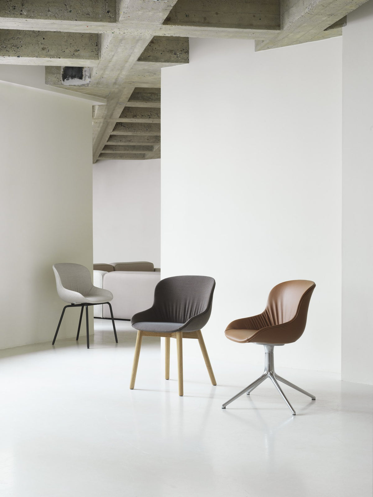 Hyg Comfort Stuhl von Normann Copenhagen: vollgepolsterter Esszimmerstuhl mit gerundeter Rückenlehne und Beinen aus Eiche oder Stahl.