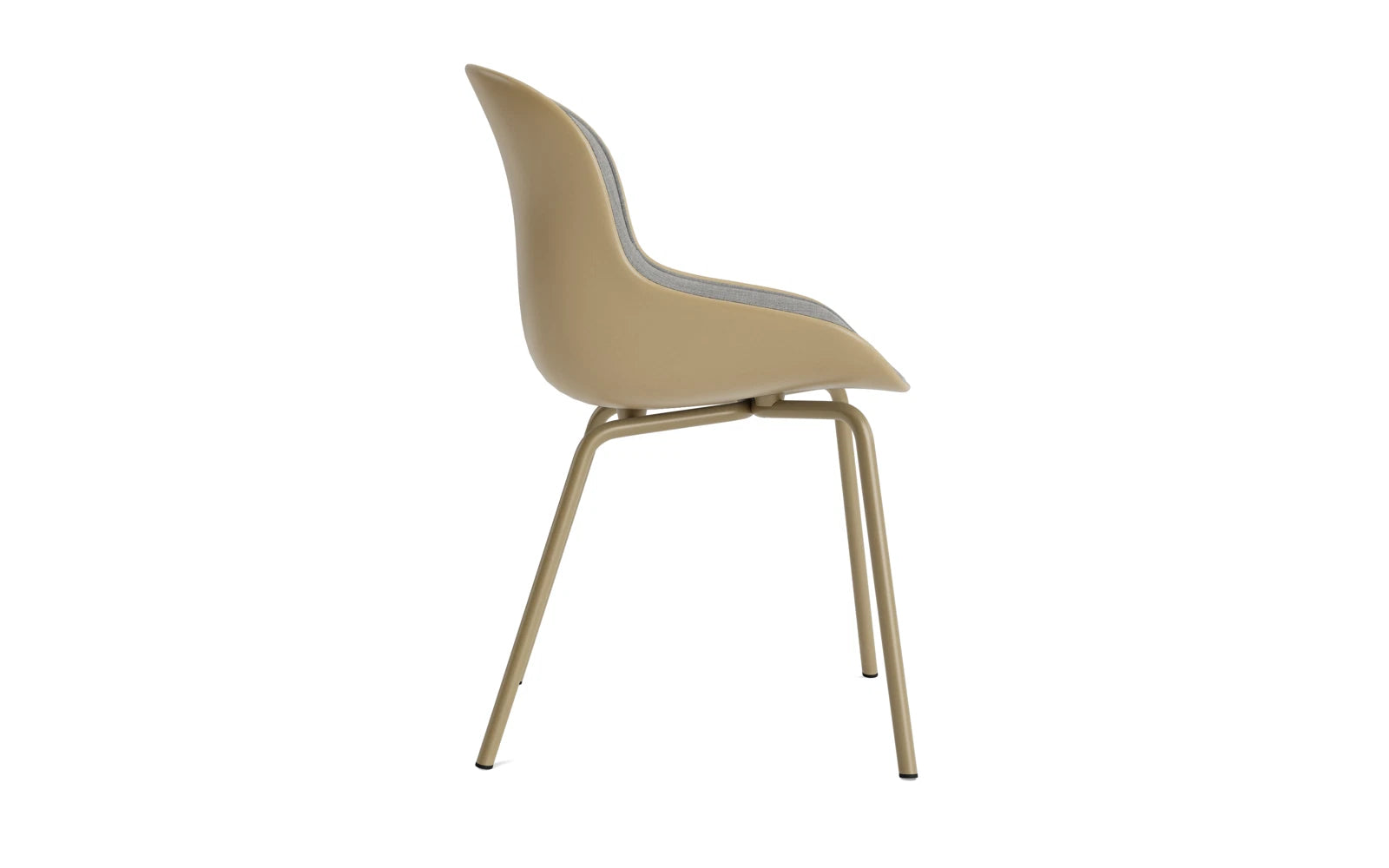 Eleganter Hyg Stuhl in Sand mit Frontpolster von Normann Copenhagen.