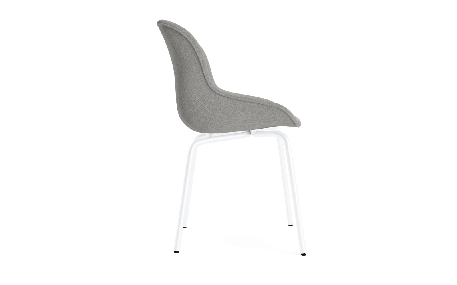 Entdecken Sie den Hyg Stuhl gepolstert in Weiß von Normann Copenhagen – ein stilvolles Möbelstück, das Komfort und skandinavisches Design vereint.