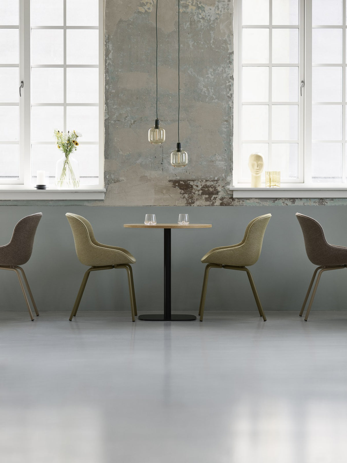 Blauer Polsterstuhl Hyg Chair Full Upholstery von Normann Copenhagen mit organisch geformter Sitzschale und Gestell aus Stahl.