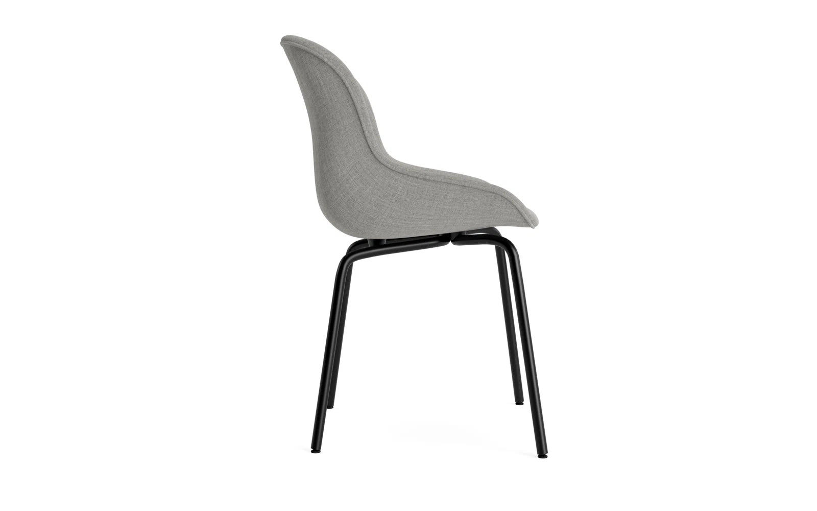 Der Hyg Stuhl von Normann Copenhagen vereint dänische Hygge mit sanften Linien und gemütlicher Polsterung. Wählbar in Stoff oder Leder.
