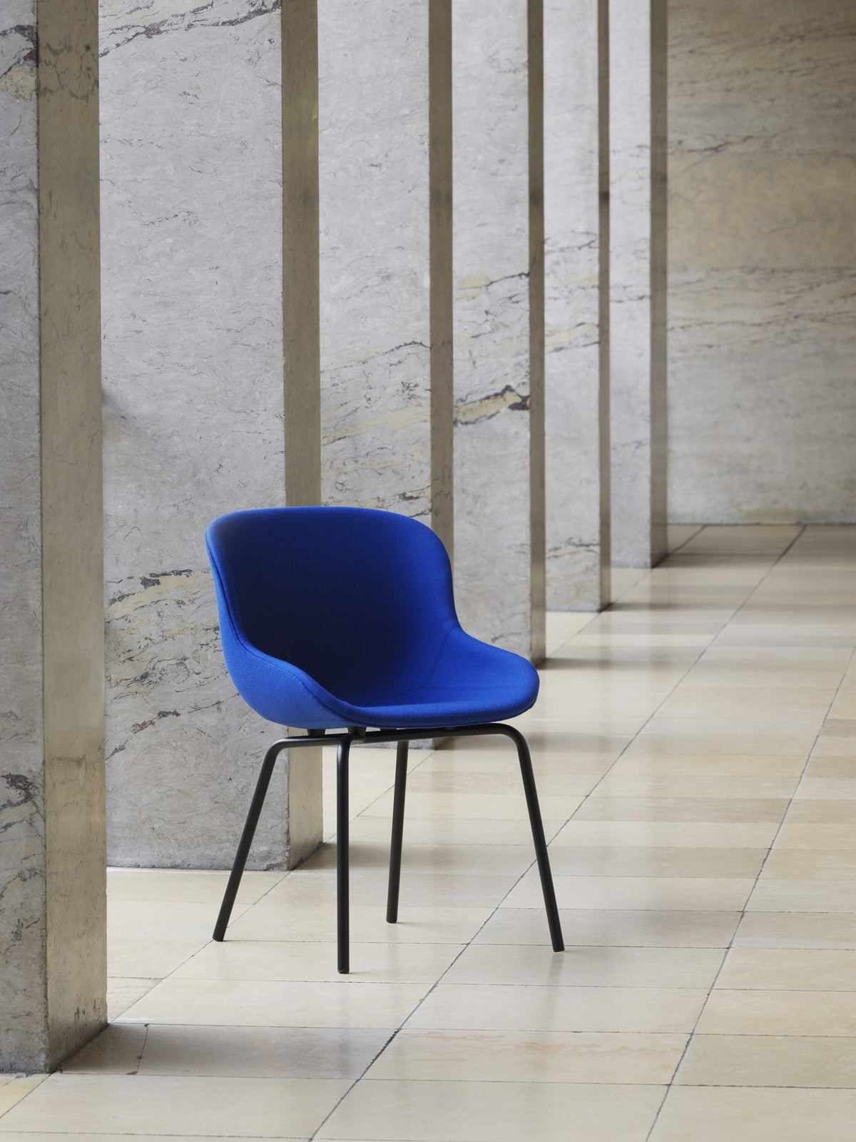 Gepolsterter Stuhl Hyg von Normann Copenhagen mit Sitzschale aus Polypropylen, PU-Schaum, blauem Stoffbezug und pulverbeschichtetem Stahlgestell.