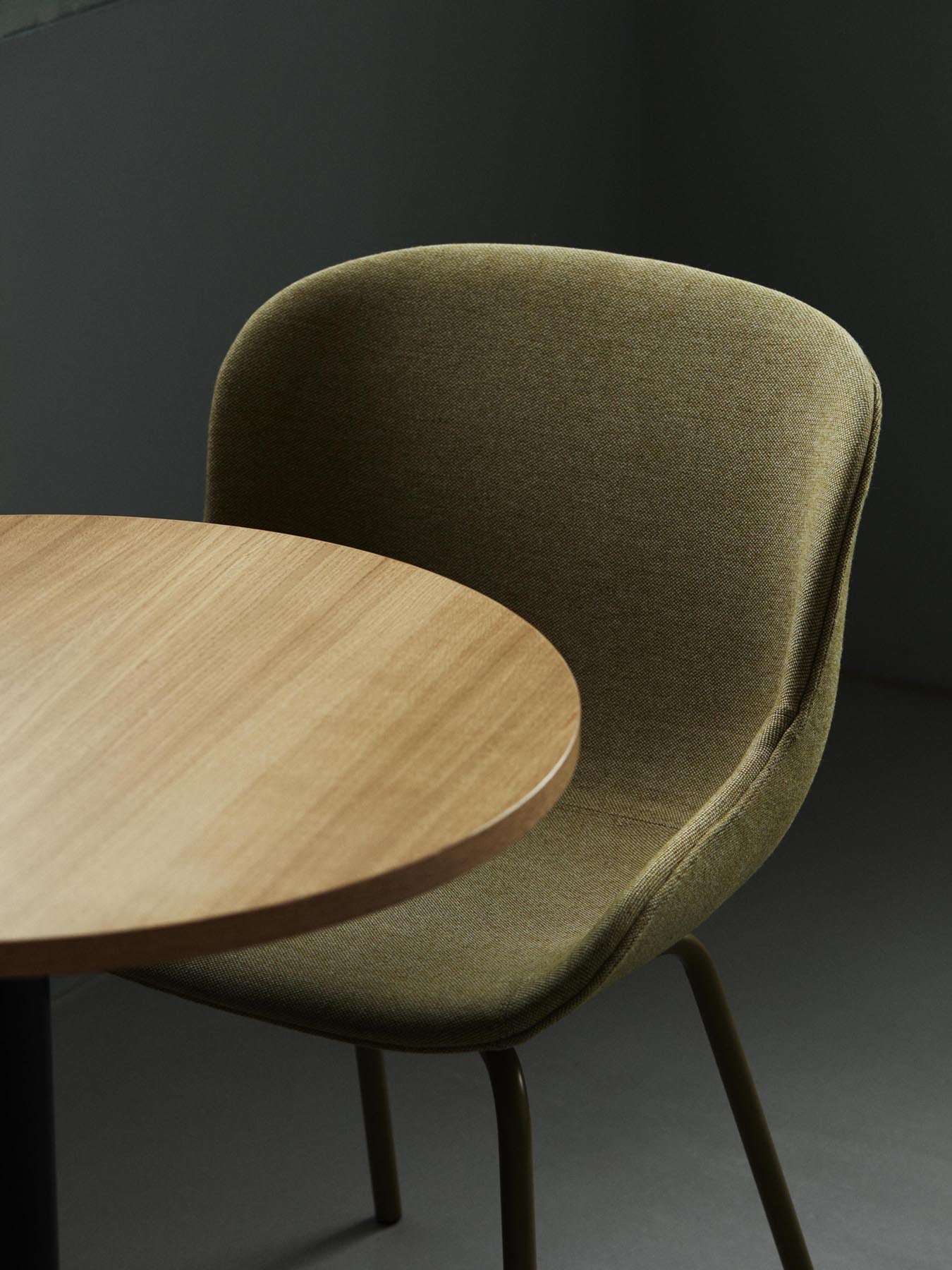 Der Hyg Stuhl von Normann Copenhagen vereint skandinavische Eleganz mit Komfort, inspiriert von Hygge, für ein gemütliches Wohnambiente.