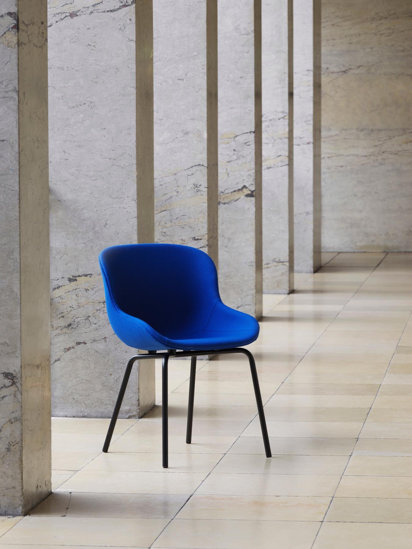 Der Hyg Stuhl von Normann Copenhagen vereint skandinavische Eleganz mit Komfort, inspiriert von Hygge, für ein gemütliches Wohnambiente.