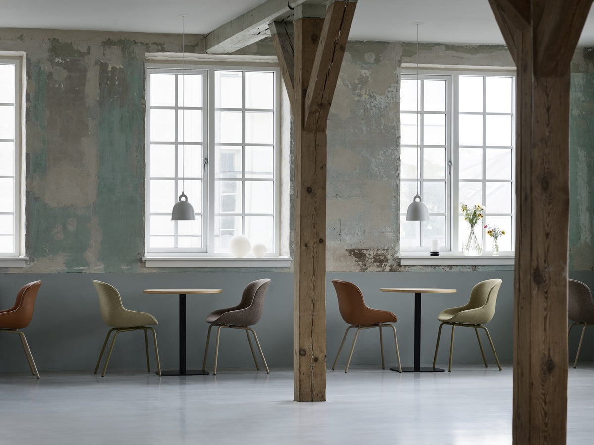 Blauer Polsterstuhl Hyg Chair Full Upholstery von Normann Copenhagen mit organisch geformter Sitzschale und Gestell aus Stahl.