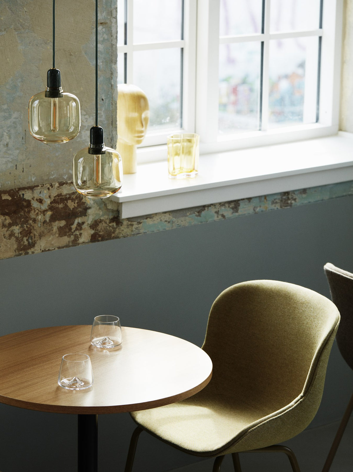 Blauer Polsterstuhl Hyg Chair Full Upholstery von Normann Copenhagen mit organisch geformter Sitzschale und Gestell aus Stahl.