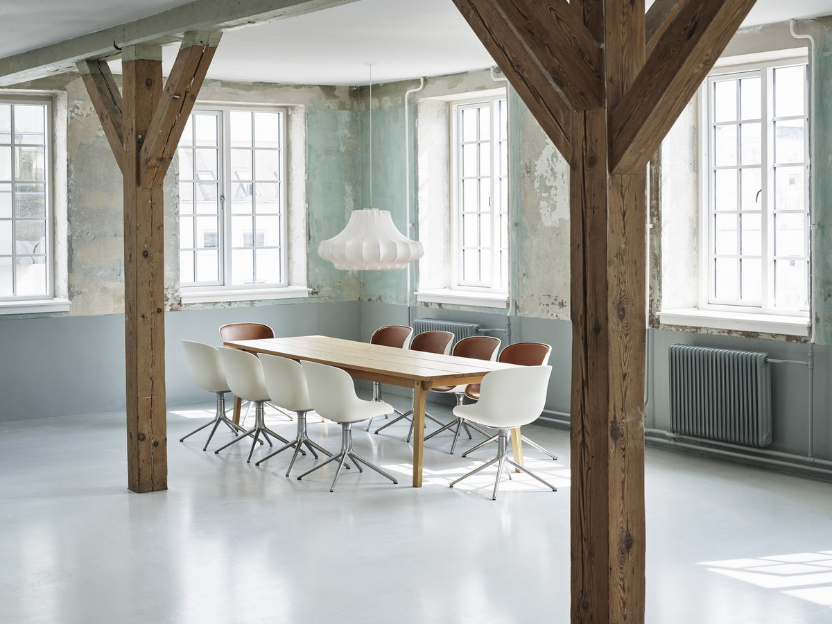 Hyg Drehstuhl von Normann Copenhagen: gepolsterte Sitzschale aus Polypropylen in Braun, organische Form, auf Gestell aus Aluminium.