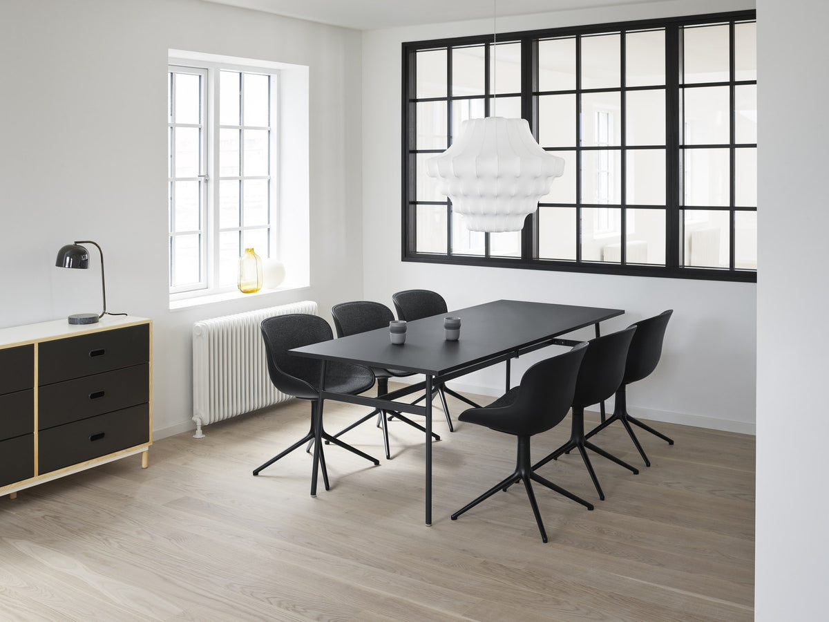 Hyg Drehstuhl von Normann Copenhagen: gepolsterte Sitzschale aus Polypropylen in Braun, organische Form, auf Gestell aus Aluminium.