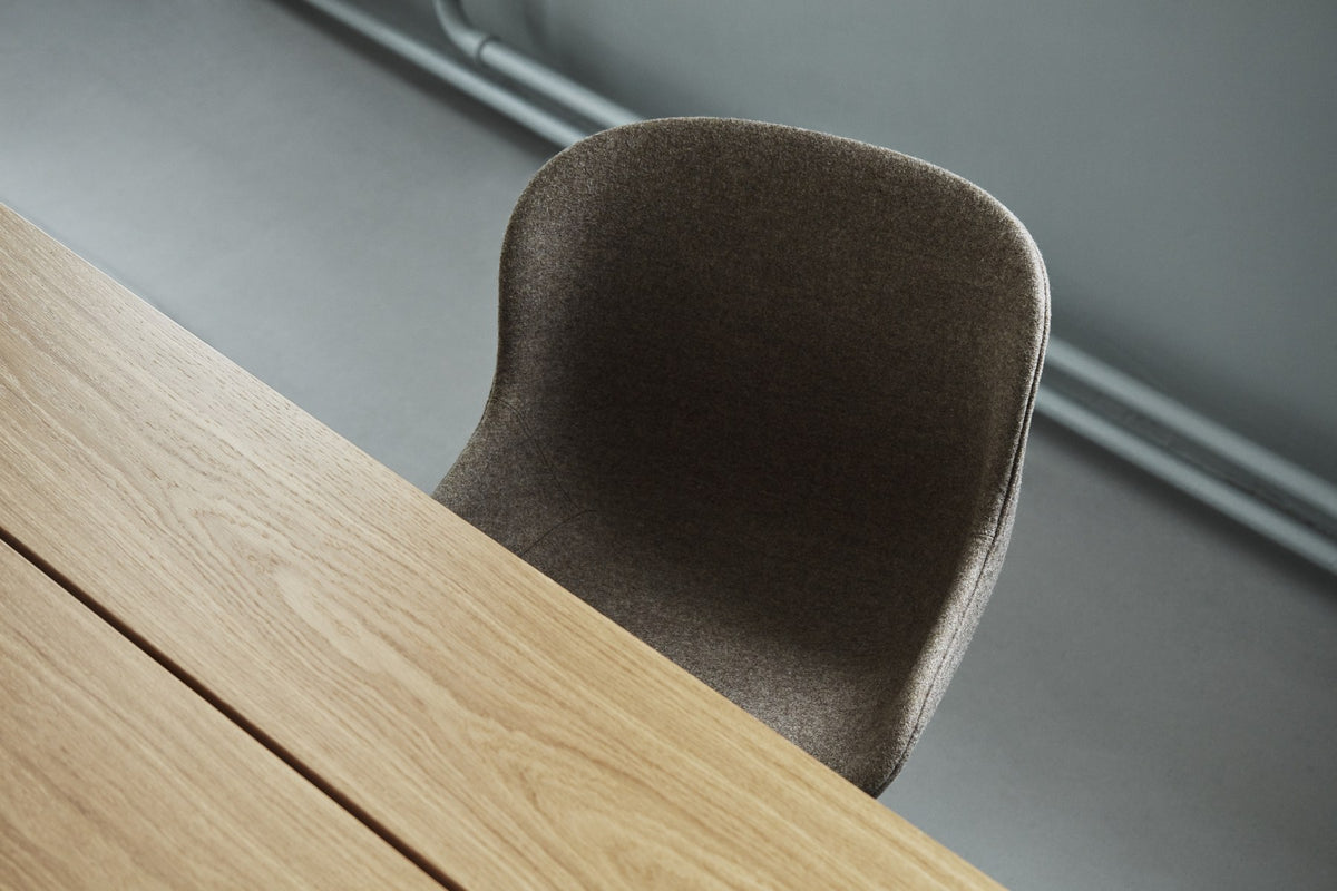 Gepolsterter Drehstuhl Hyg Comfort von Normann Copenhagen mit Kunststoffschale, PU-Schaumpolsterung und Aluminium-Drehfuss.