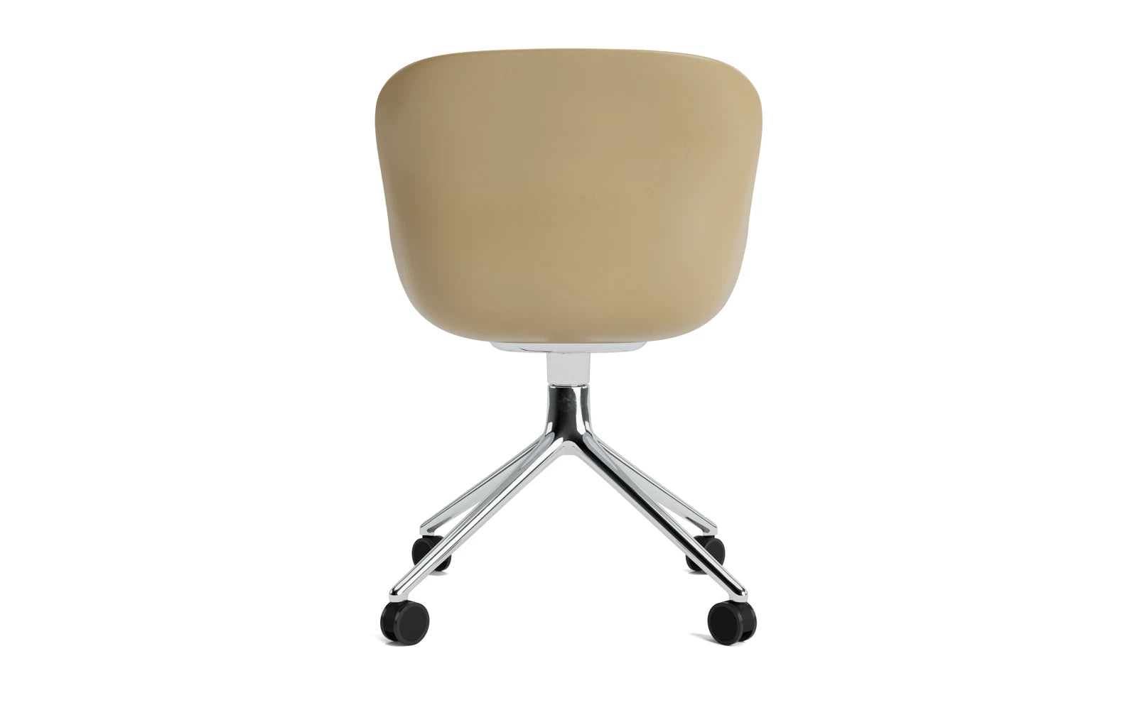 Erleben Sie den Hyg Drehstuhl 4W in Aluminium Sand/Remix von Normann Copenhagen – ein elegantes Design, das Gemütlichkeit und Funktionalität perfekt kombiniert.