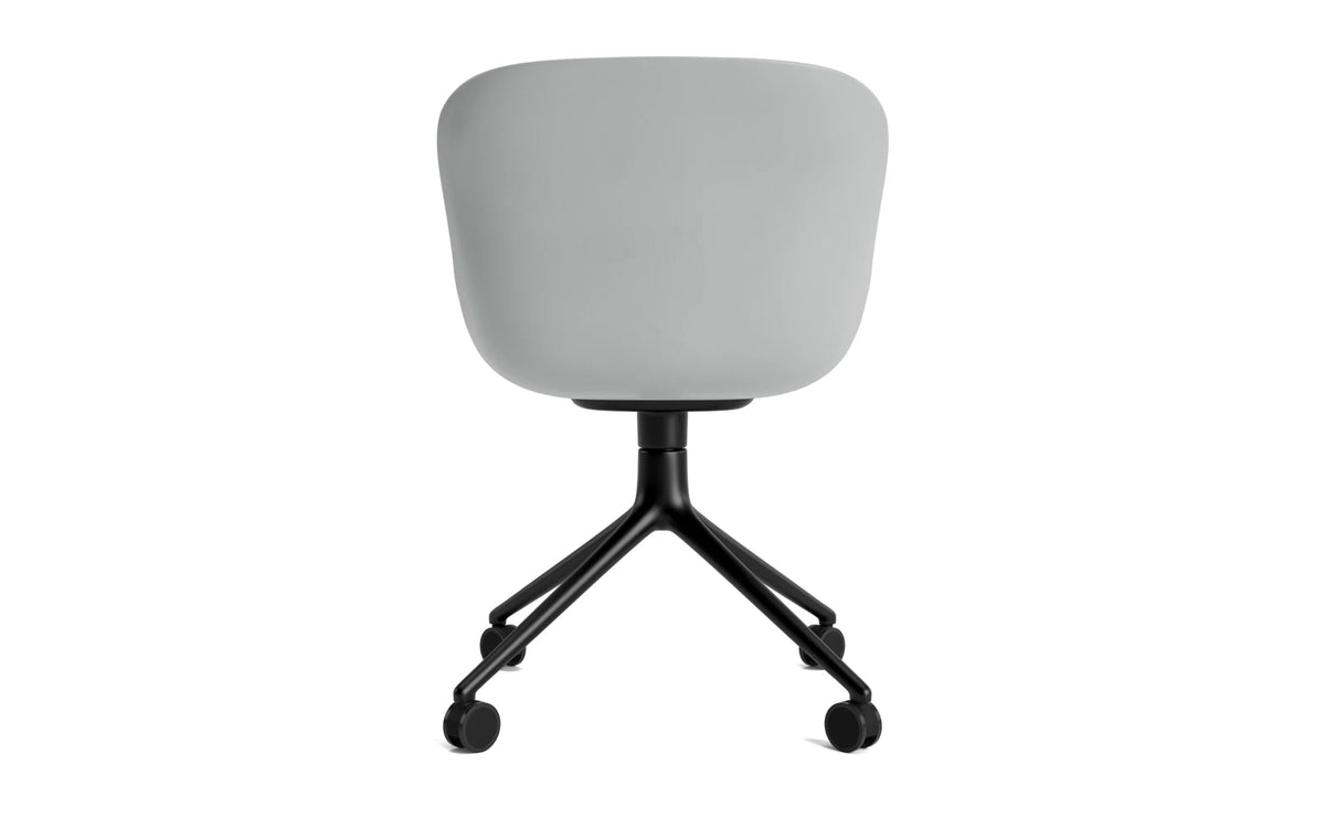 Hyg Drehstuhl 4W Frontpolster Schwartz Alu Grau/Remix in Remix 133 präsentiert im Onlineshop von KAQTU Design AG. Drehstuhl ist von Normann Copenhagen